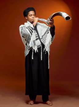 Praiz Singz blowing the shofar